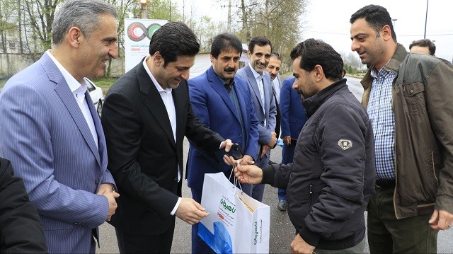 مسافران نوروزی لاهیجان مورد استقبال مسئولان شهرستان قرار گرفتند