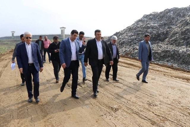 بازدید صبح جمعه ای مسئولان استانی و شهرستانی از طرح ساماندهی و دفن بهداشتی زباله در تموشل لاهیجان