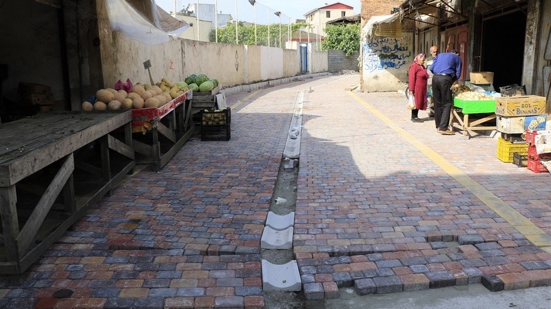 ادامه عملیات کفسازی کوچه خسروی و محوطه بازار پردسر لاهیجان