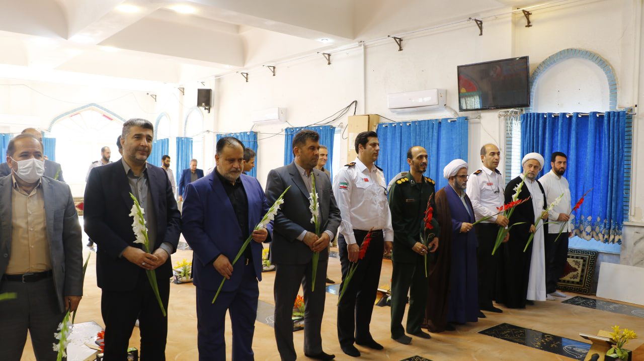 همزمان با هفته دفاع مقدس و روزآتش نشانی، گلزار شهدای لاهیجان گلباران شد