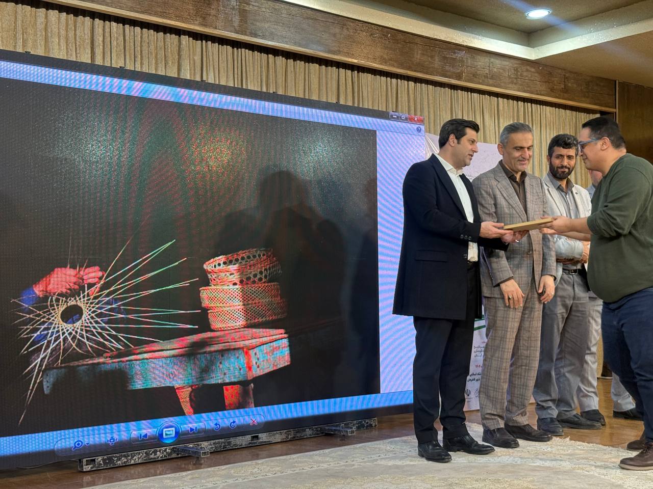 گزارش تصویری / برگزیدگان دومین جشنواره ملی عکس لاهیجان معرفی شدند