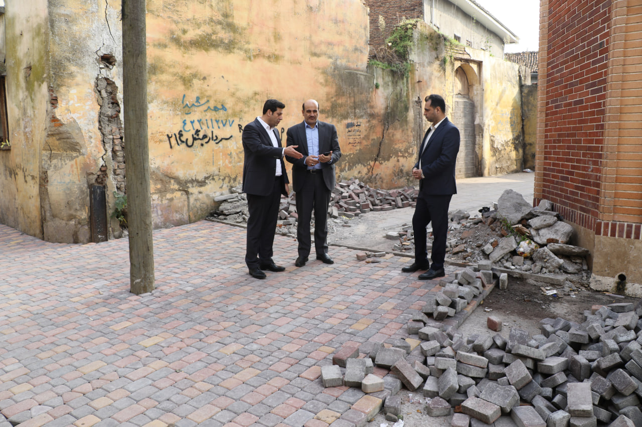 بازدید علیرضا مسچیان، فرماندار و رضا زنده دل شهردار لاهیجان  از عملیات سنگ فرش مسیر مسجد اکبریه