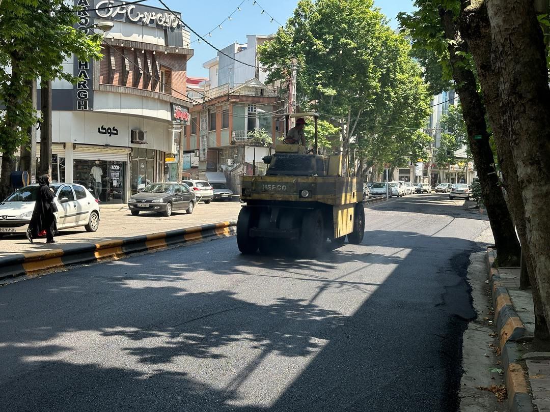 اجرای عمليات روكش آسفالت خيابان شهيد بهشتی