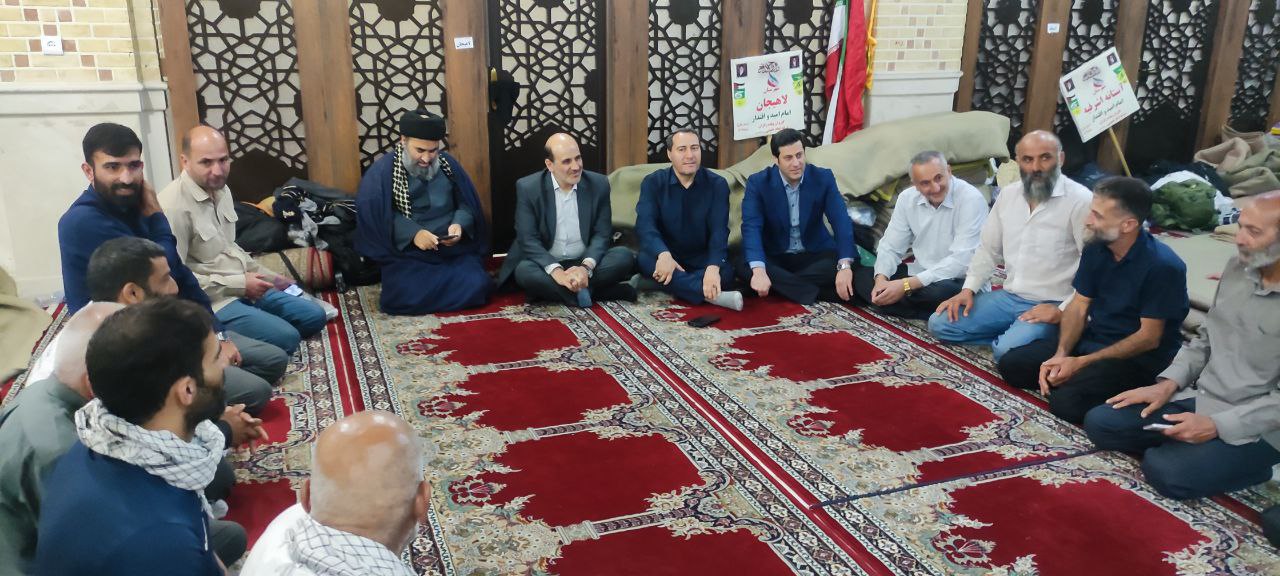 دیدار علیرضا مسچیان «فرماندار شهرستان لاهیجان» به همراه رضا زنده دل «شهردار» و فرمانده سپاه شهرستان با زائران لاهیجانی مرقد امام خمینی «ره»