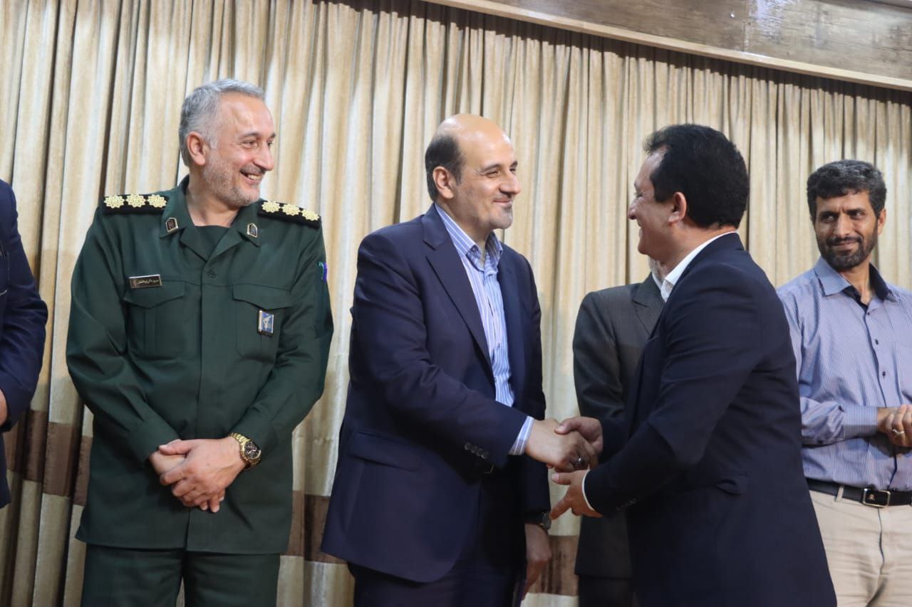 کارمندان نمونه شهرداری و شورای شهر لاهیجان تجلیل شدند