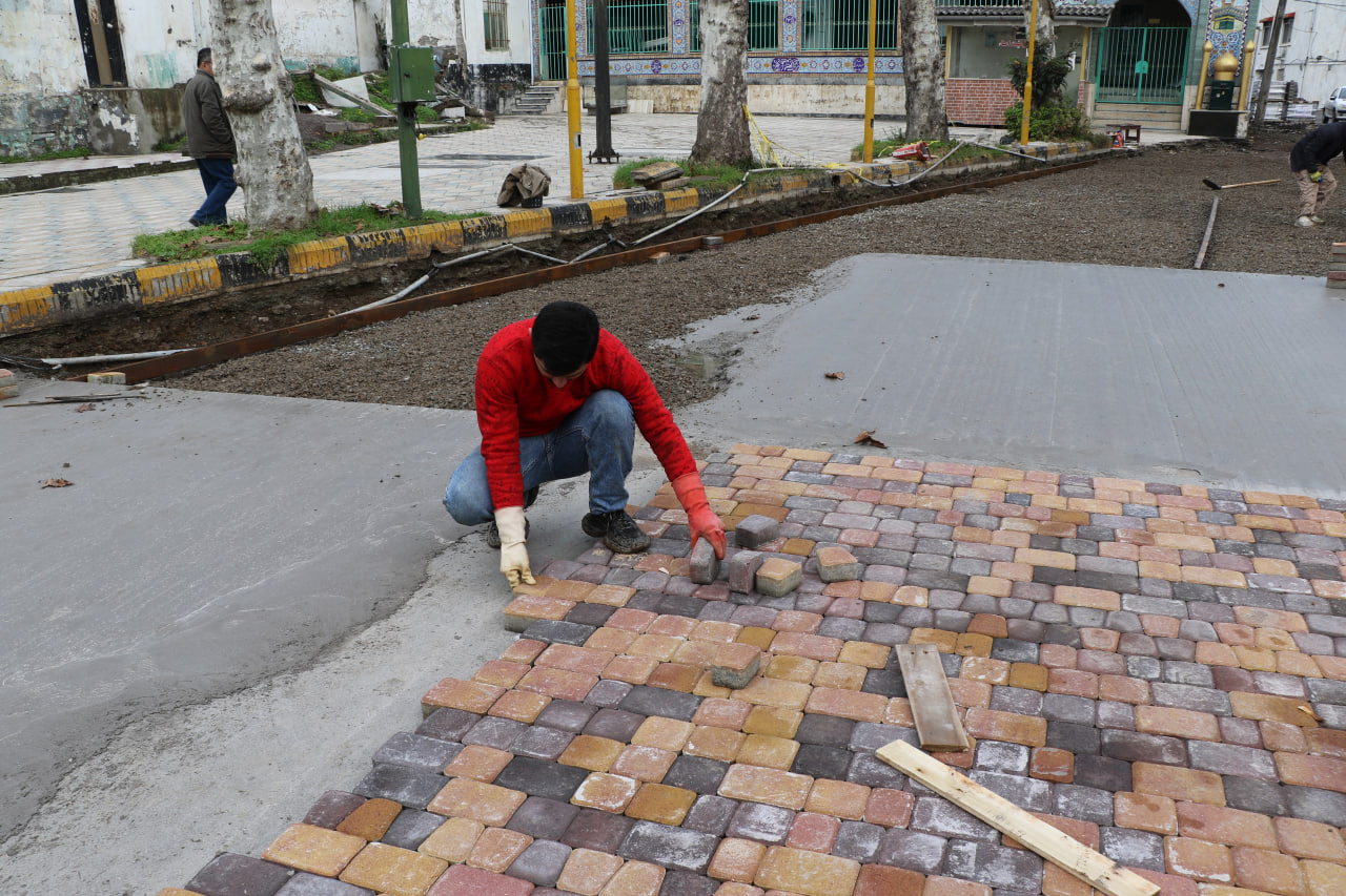 شهردار لاهیجان از آغاز عملیات کف سازی محلات خمیرکلایه و شعربافان خبر داد