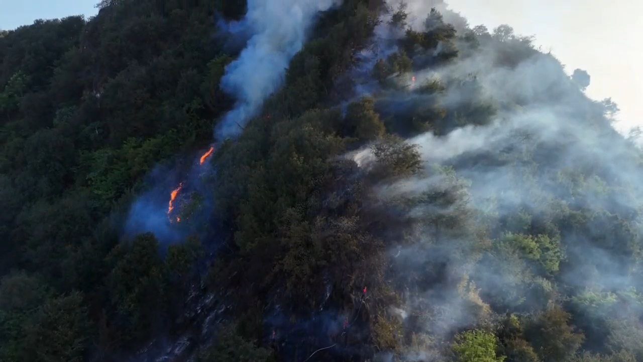 تلاش نیروهای سازمان آتش نشانی و ستاد مدیریت بحران شهرداری لاهیجان