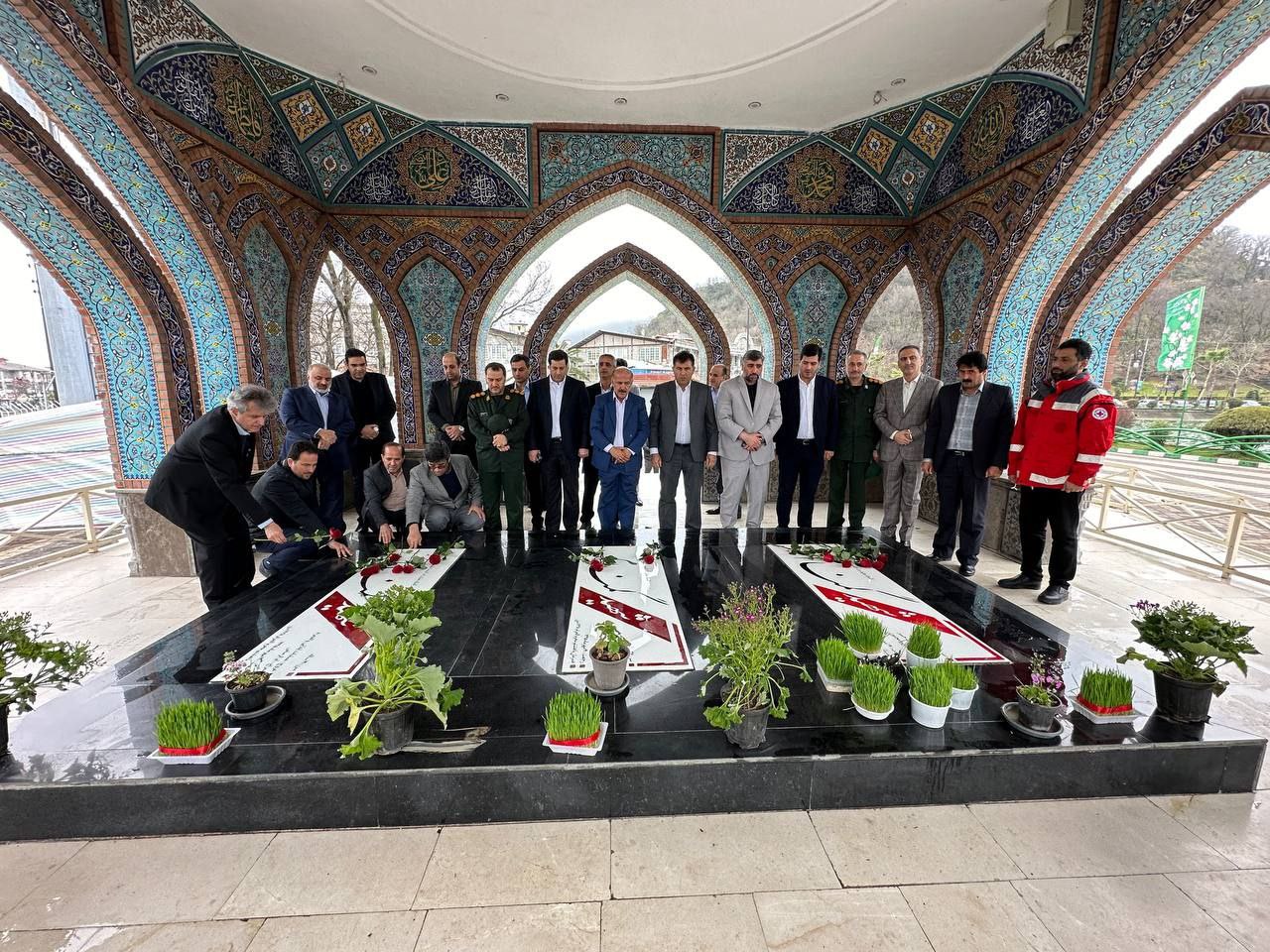 همزمان با ایام نوروز ، مزار شهدای لاهیجان و مزار شهدای گمنام حاشیه استخر توسط مسئولان این شهرستان گلباران شد