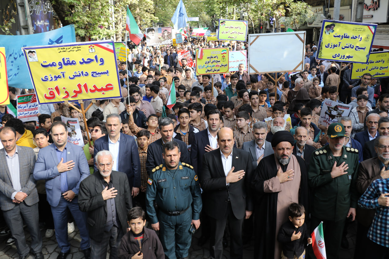 حضور مسئولان و شهروندان لاهیجان در مراسم راهپیمایی روز ملی مبارزه با استکبار جهانی و روز دانش آموز در 13 آبان سال 1404
